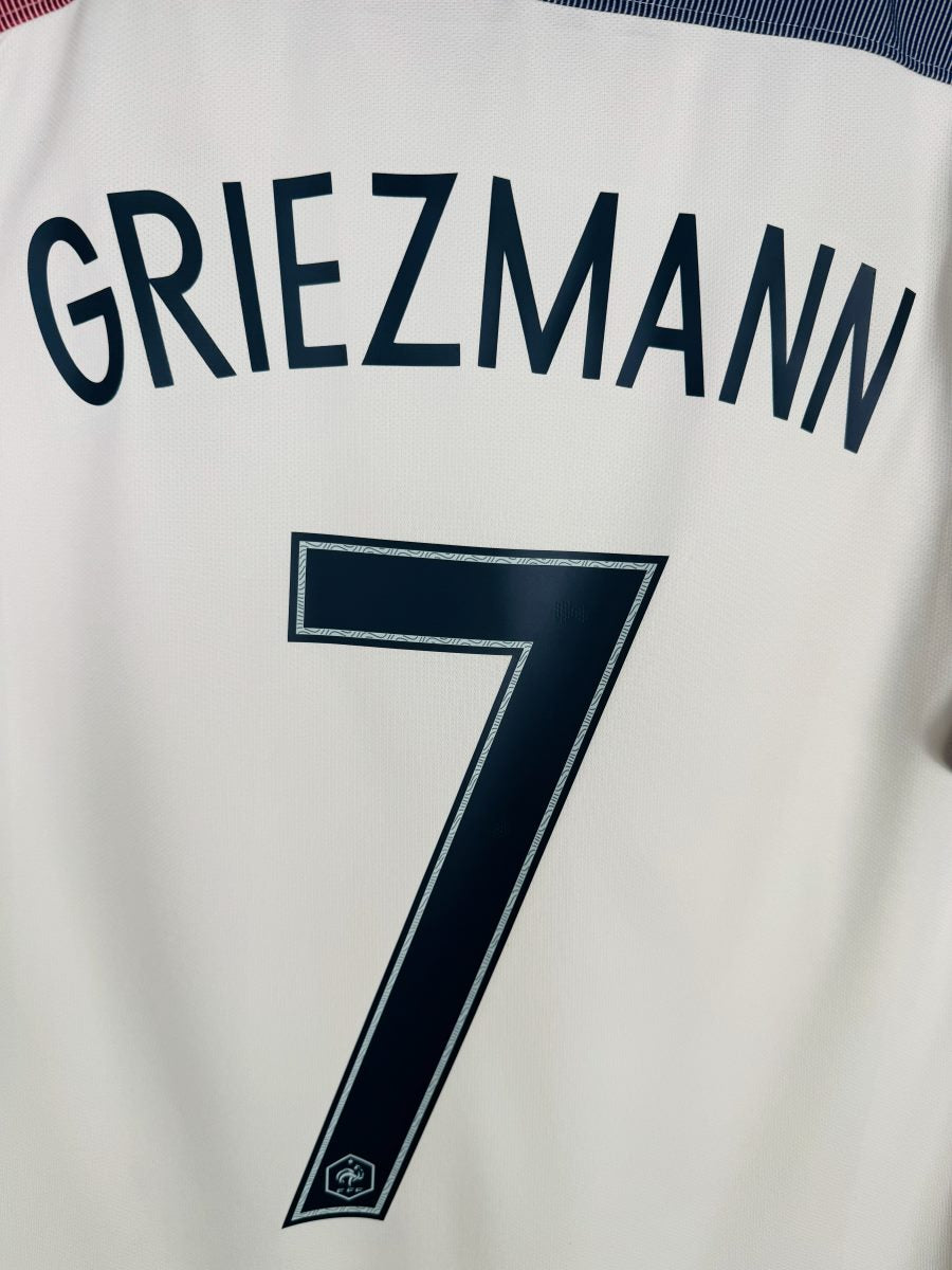 Détail flocage GRIEZMANN 7 bleu marine avec écusson FFF, maillot France extérieur Euro 2016