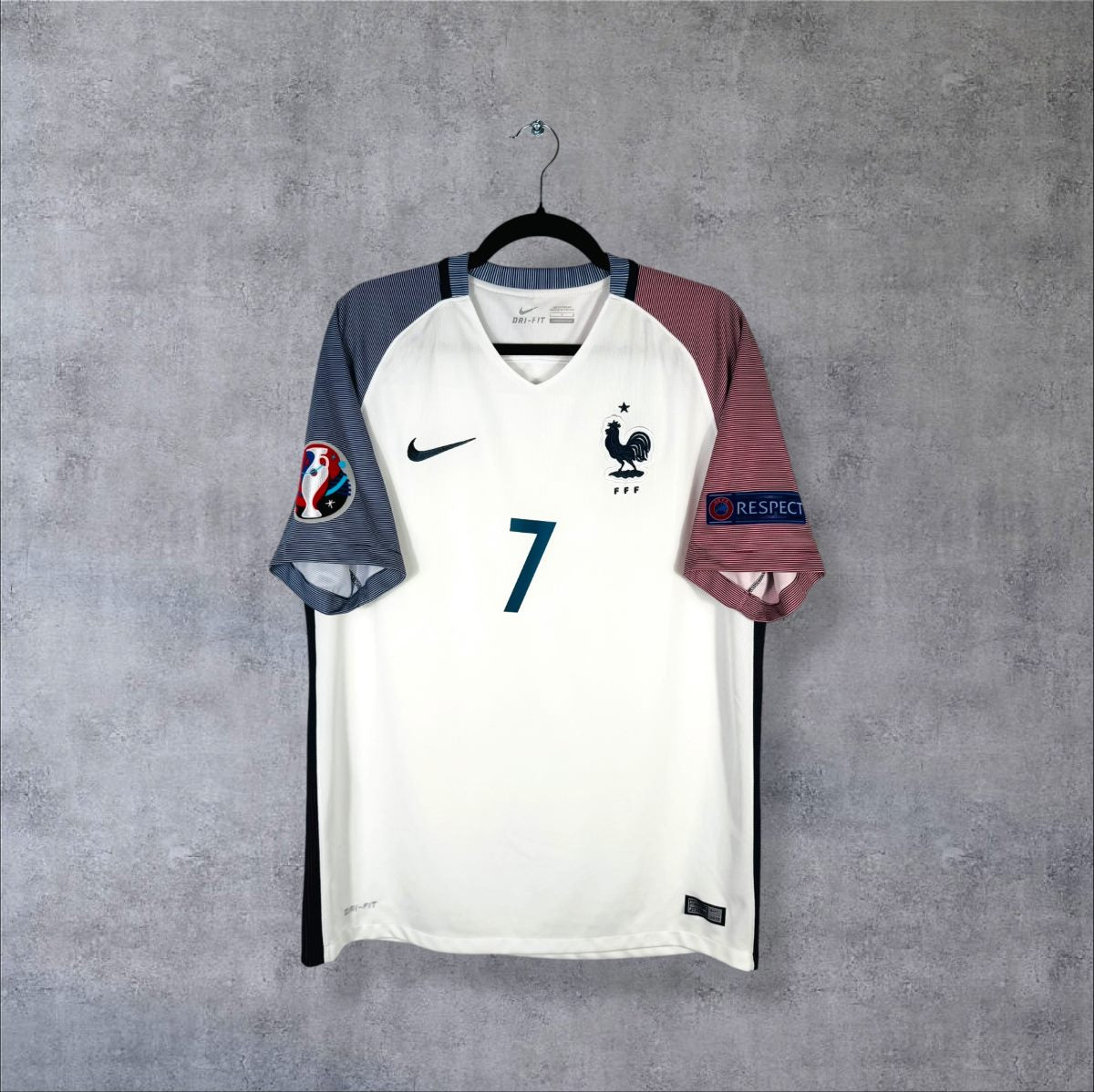 Maillot Équipe de France extérieur 2016 Nike de face, manches rayées bleu et rouge, numéro 7