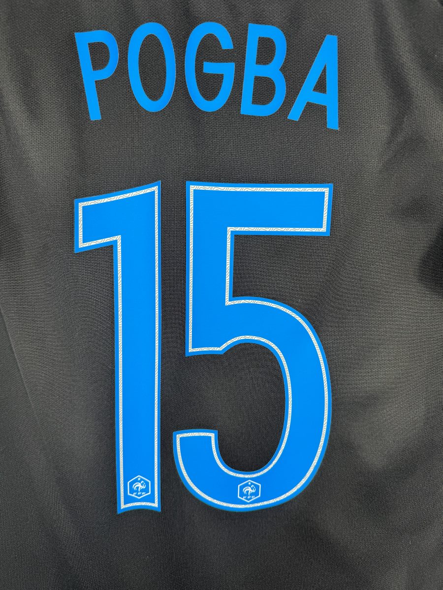 Détail flocage Pogba 15 bleu ciel avec petits coqs FFF, maillot France third 2017-2018