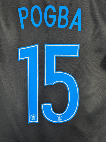Détail flocage Pogba 15 bleu ciel avec petits coqs FFF, maillot France third 2017-2018
