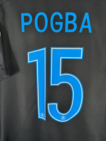 Détail du flocage POGBA numéro 15 avec écussons FFF, maillot France 2017-2018 third noir
