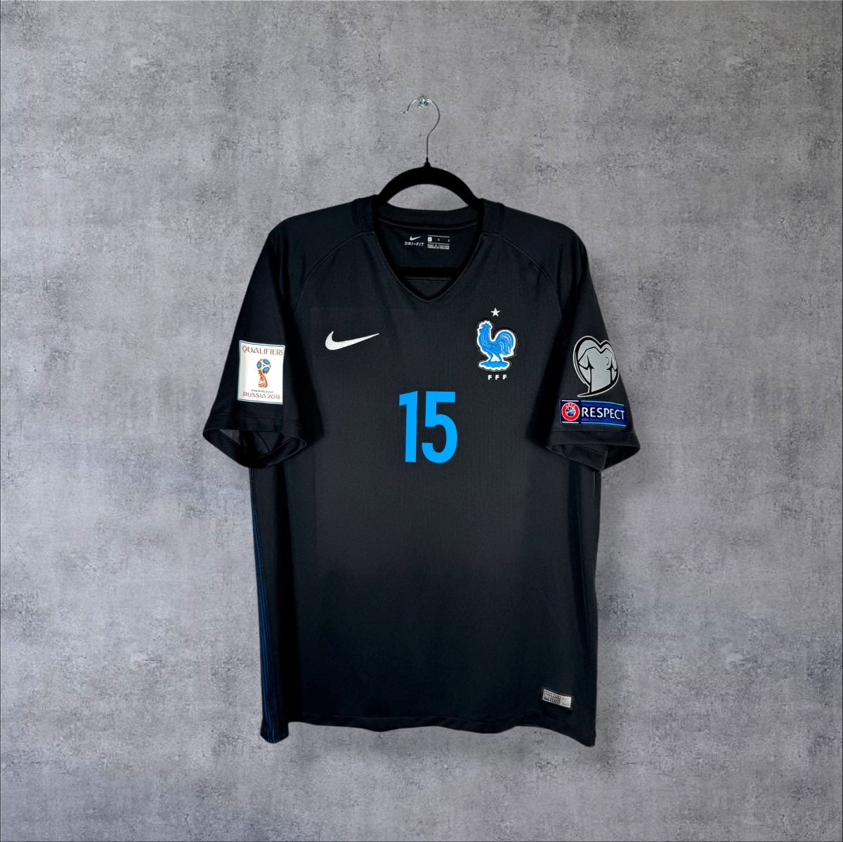 Face du maillot France 2017-2018 third Nike, coq FFF à une étoile et numéro 15 de Pogba