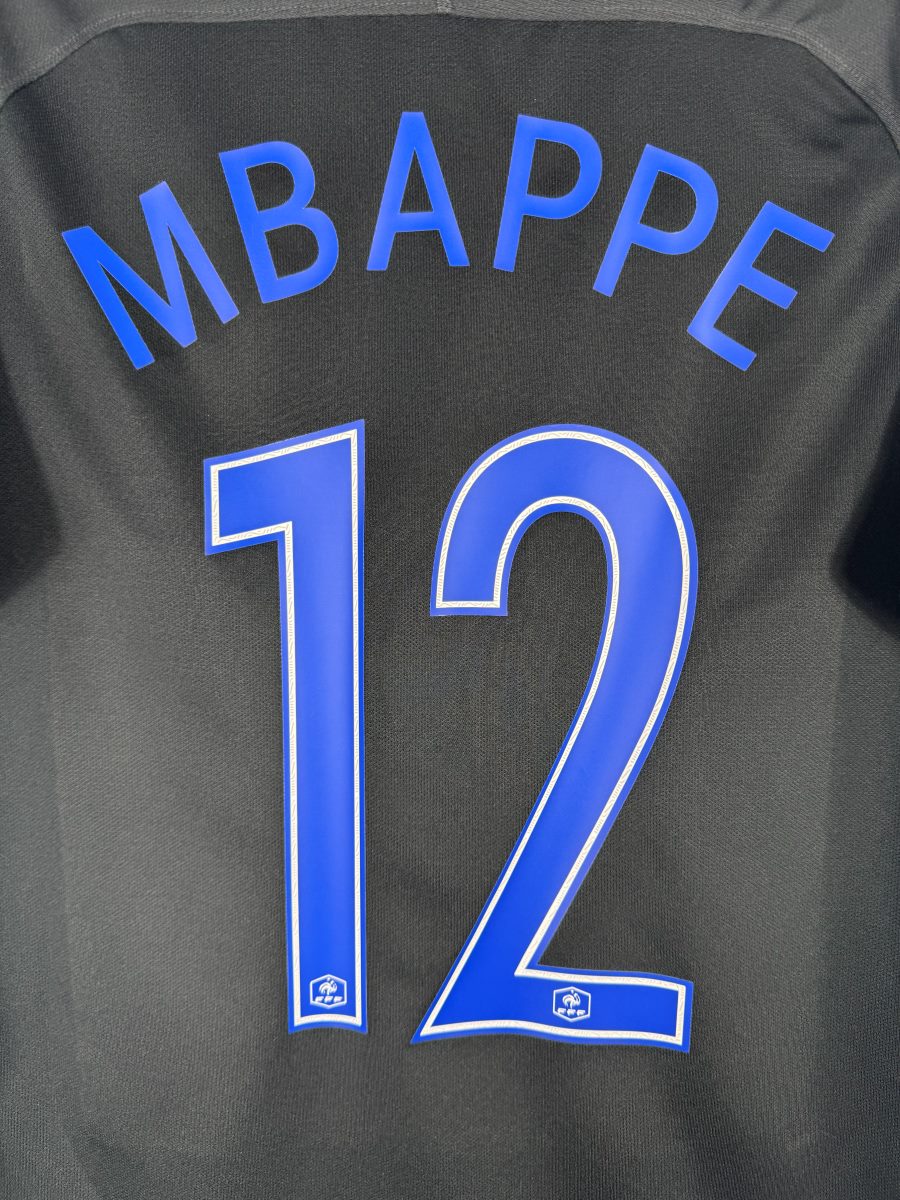 Détail flocage Mbappé N°12 bleu maillot France third 2017