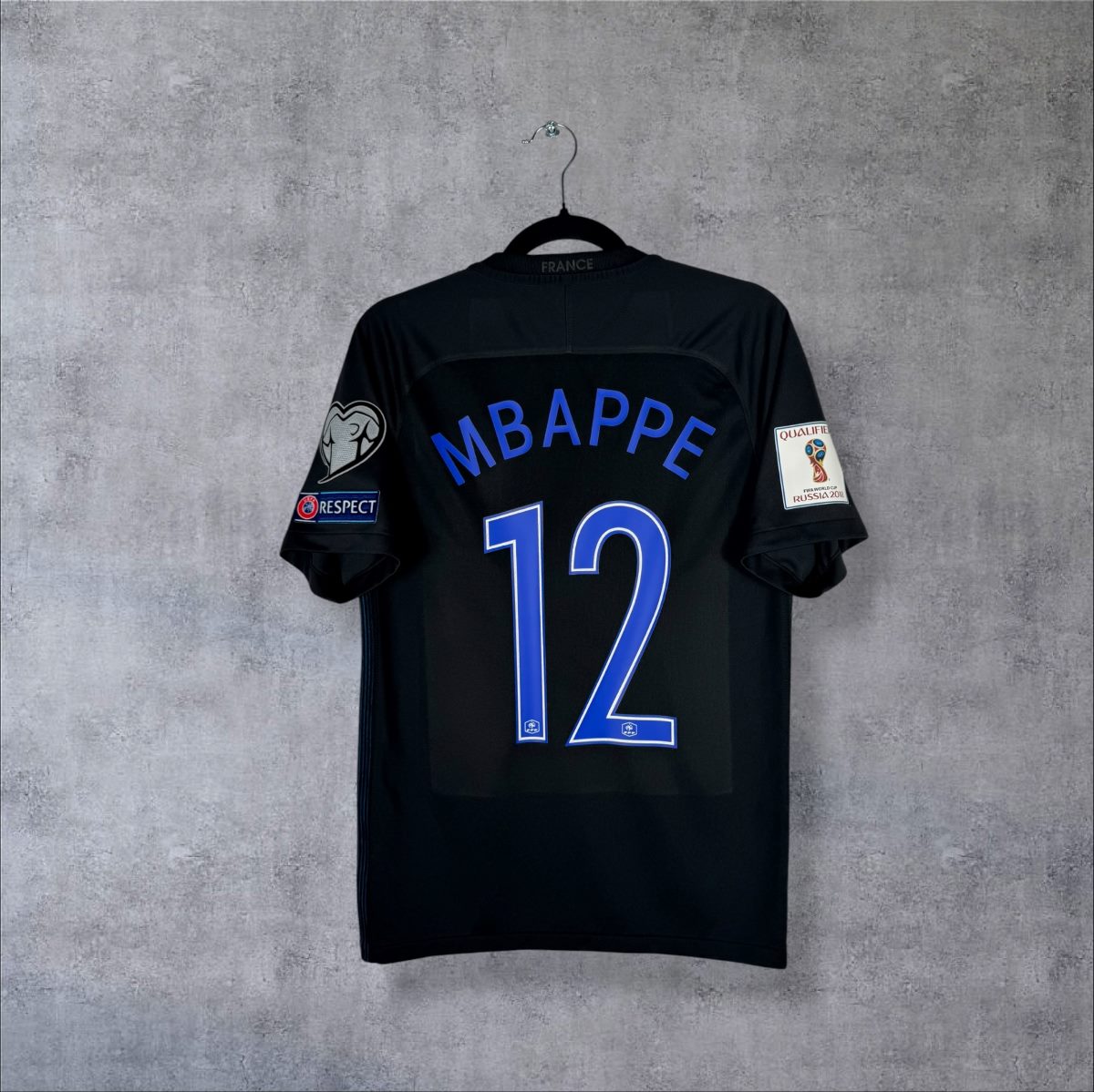 Maillot France 2017-2018 third noir flocage Mbappé N°12 vue dos avec patchs qualifications Coupe du Monde 2018