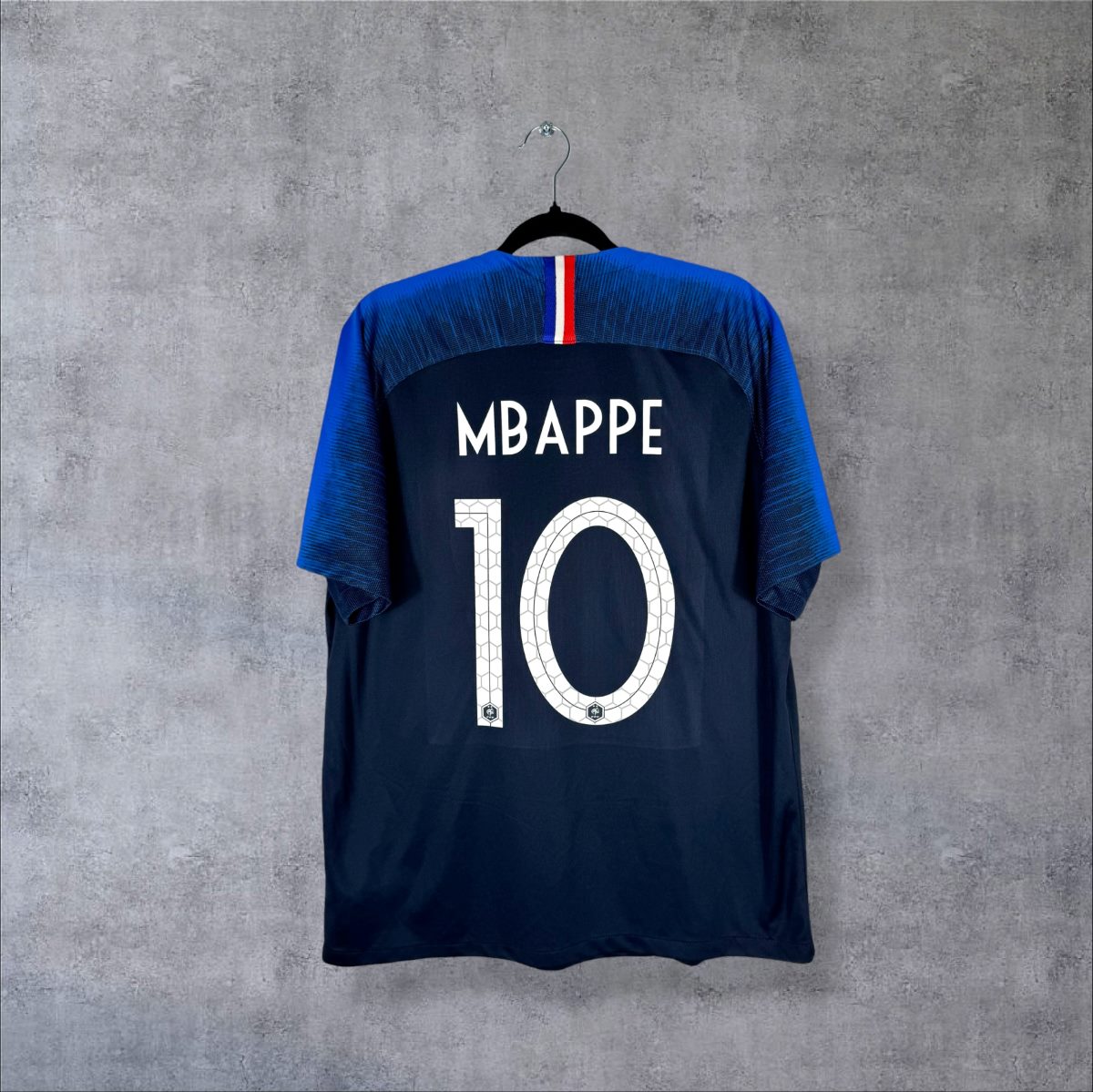 Dos du maillot France 2018-2019 domicile Nike avec flocage officiel Mbappé N°10