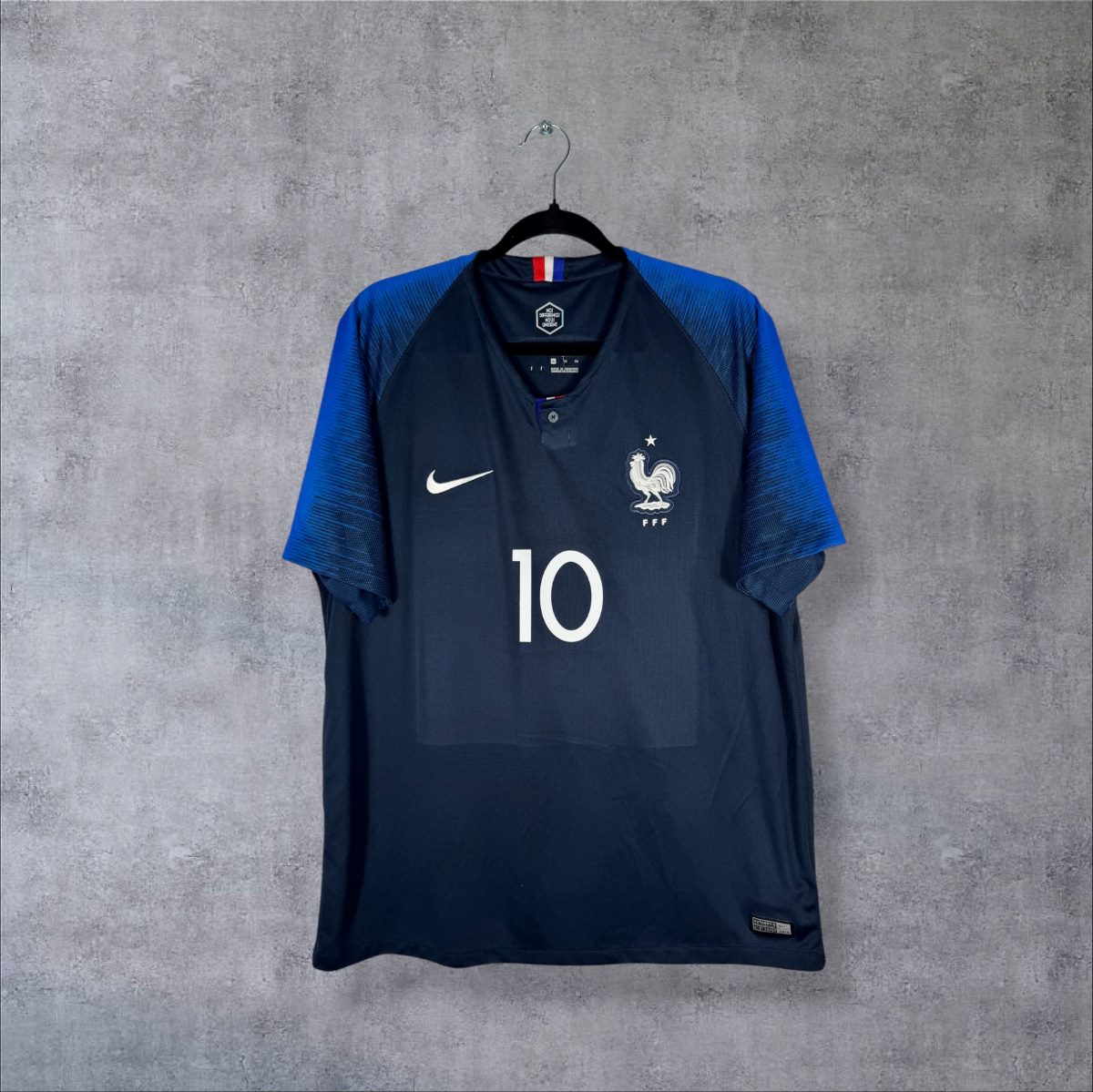 Face du maillot France 2018 domicile Nike, coq FFF une étoile et numéro 10 de Mbappé