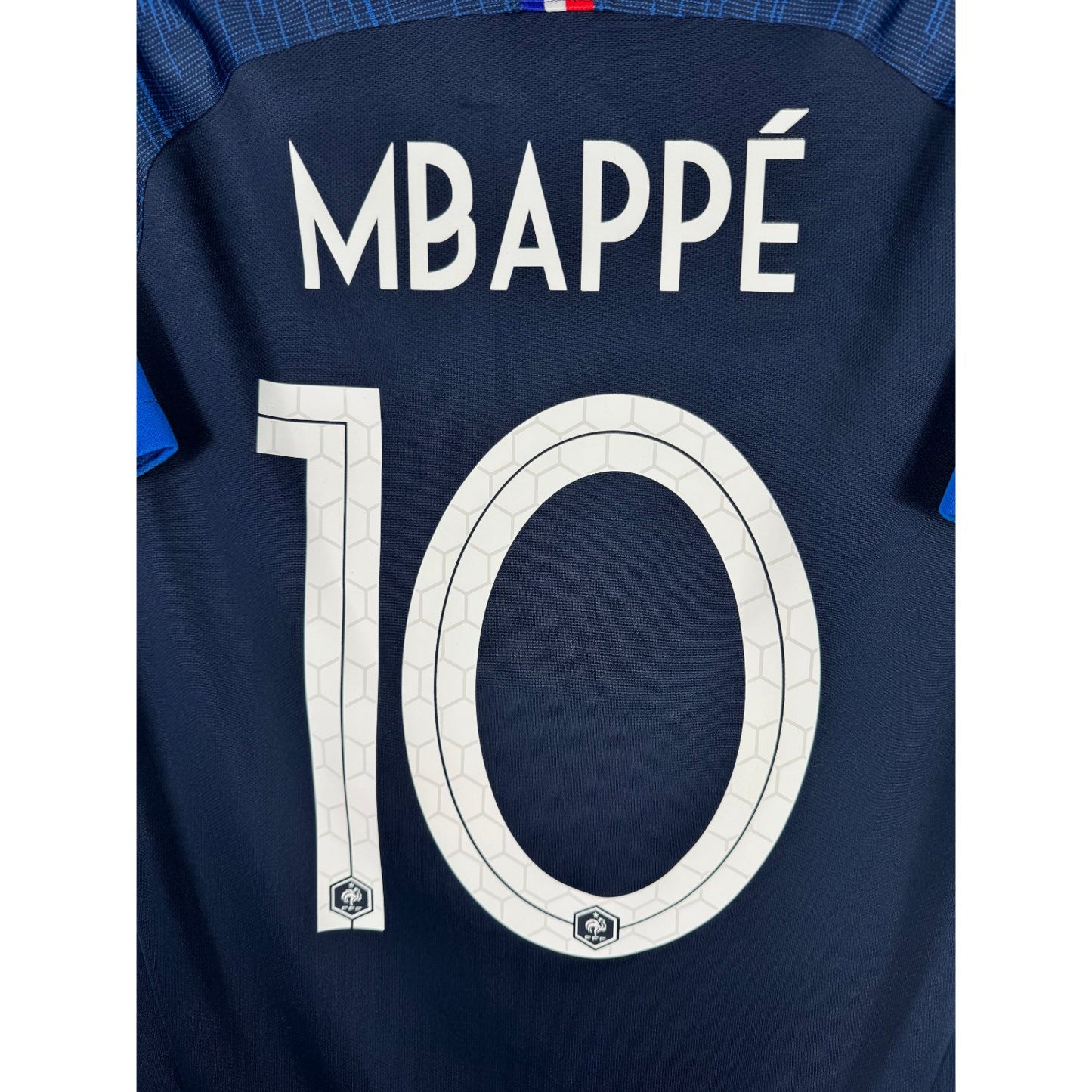 Détail de la typographie du flocage d'origine sur le numéro 10 de Kylian Mbappé