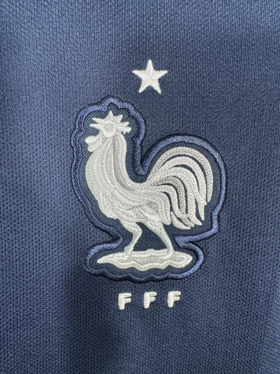 Détail de l'écusson FFF brodé à une seule étoile sur le maillot France 2018 de Mbappé