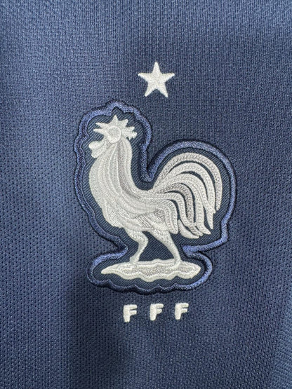 Détail de l'écusson FFF brodé à une seule étoile sur le maillot France 2018 de Mbappé