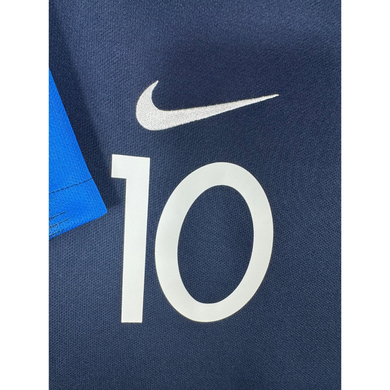 Détail de l'écusson Nike et du numéro 10