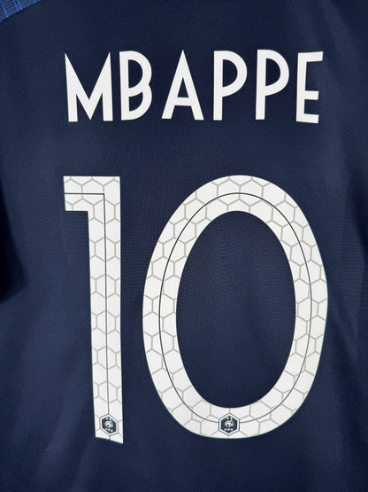 Gros plan du flocage Mbappé N°10 motif nid d'abeille sur le maillot France 2018