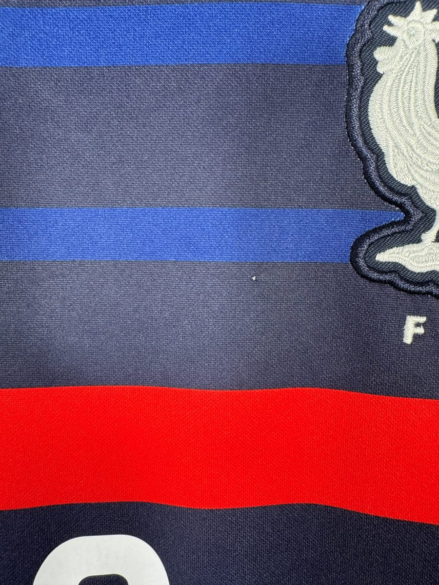 Minuscule point clair près du coq sur le maillot France domicile 2020-2021