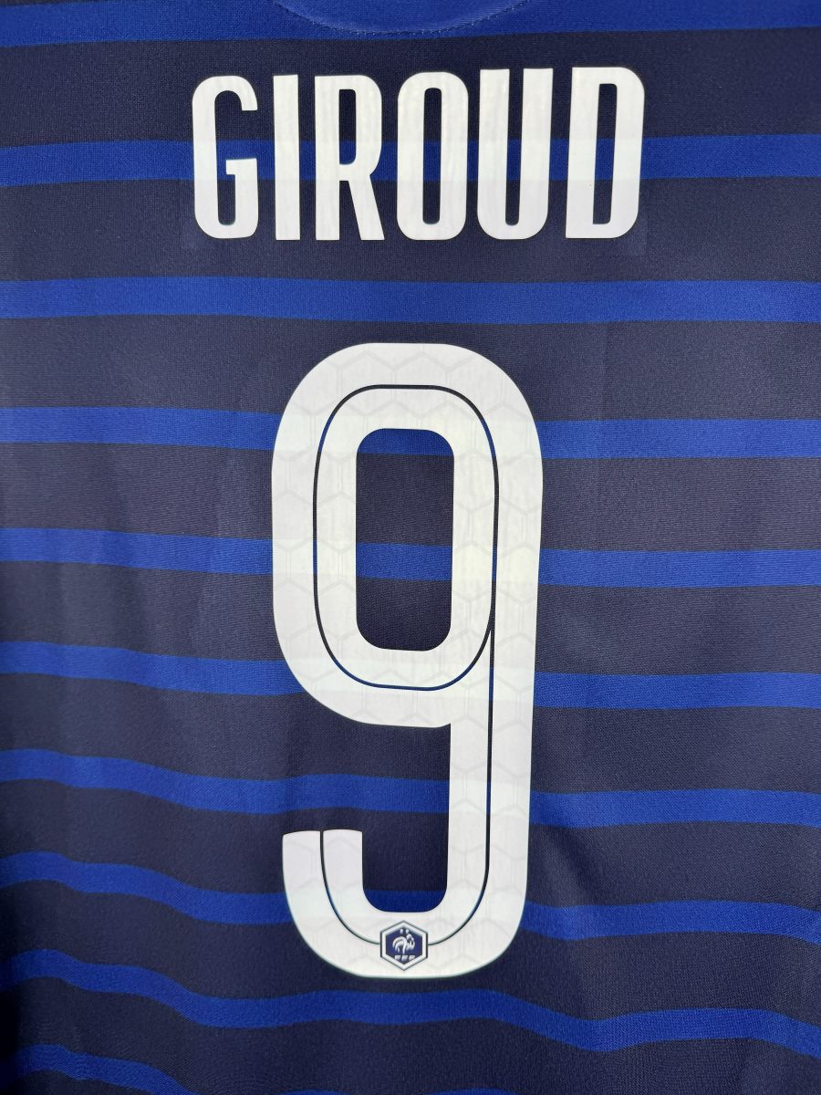 Détail du flocage Giroud 9 blanc avec logo FFF, maillot France domicile 2020-2021