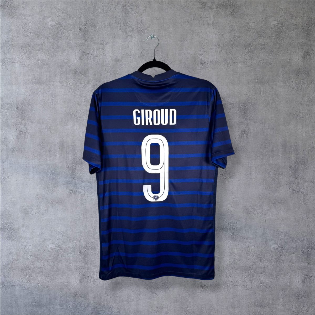 Dos du maillot domicile France 2020-2021 Nike à rayures bleues, flocage blanc Giroud 9