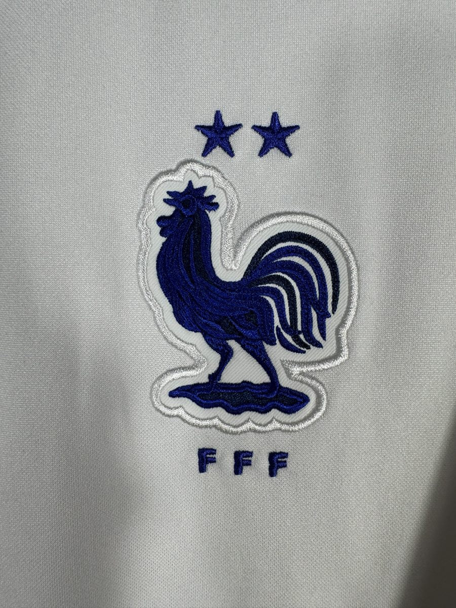 Détail du coq FFF brodé à deux étoiles sur le maillot France 2020-2021 extérieur de Pogba