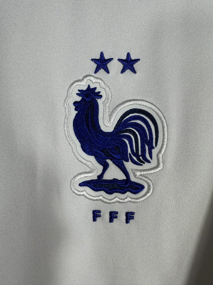 Détail du coq FFF brodé à deux étoiles sur le maillot France 2020-2021 extérieur de Pogba