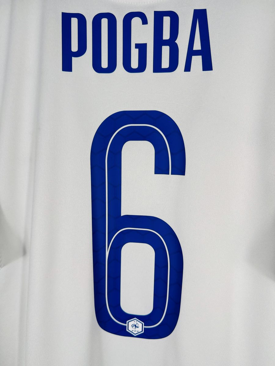 Détail du flocage Pogba N°6 au lettrage officiel hexagonal des Bleus 2020-2021