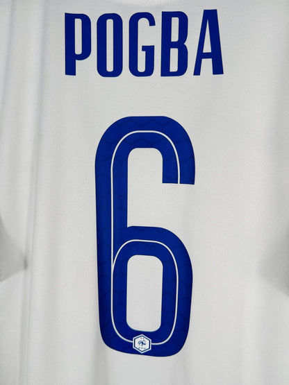 Détail du flocage Pogba N°6 au lettrage officiel hexagonal des Bleus 2020-2021