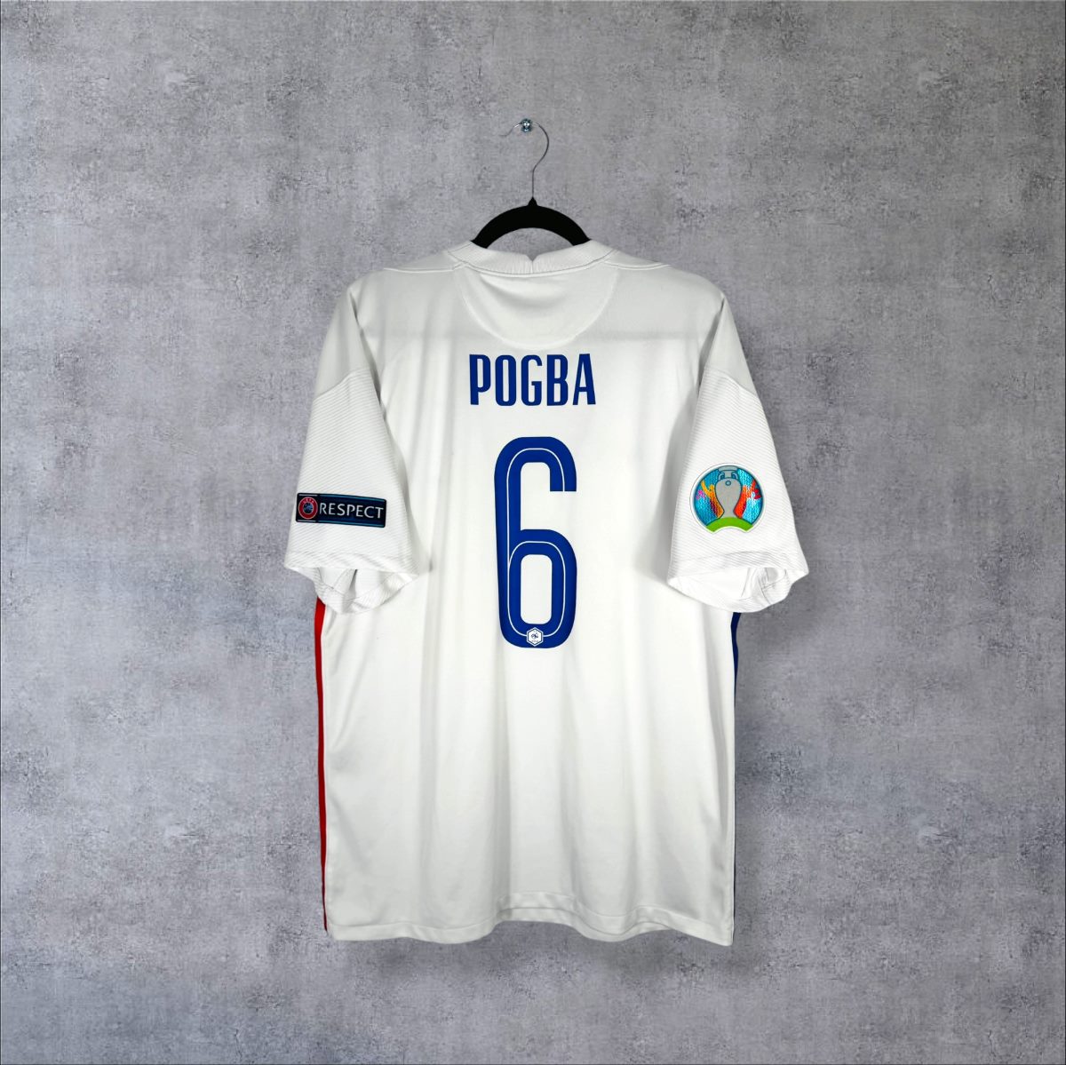 Dos du maillot France 2020-2021 extérieur blanc Nike avec flocage Pogba N°6 et patch EURO 2020
