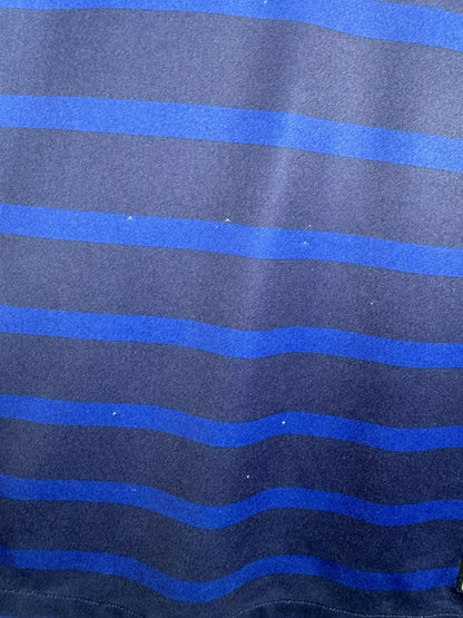 Petits points blancs dans la maille, défaut visible sur le maillot France domicile 2020