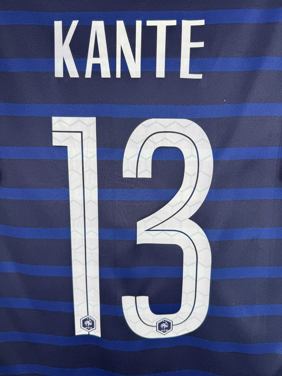 Détail du flocage Kanté 13 avec logos FFF dans les chiffres, maillot France domicile 2020