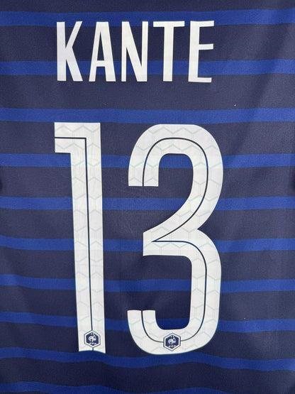Détail du flocage Kanté 13 avec logos FFF dans les chiffres, maillot France domicile 2020