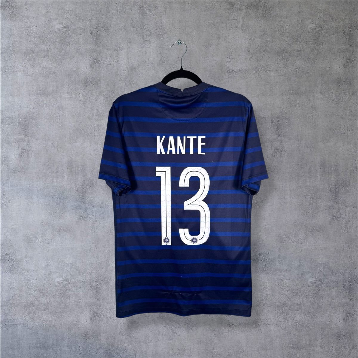 Dos du maillot Équipe de France domicile 2020 Nike bleu marine rayé, flocage Kanté 13