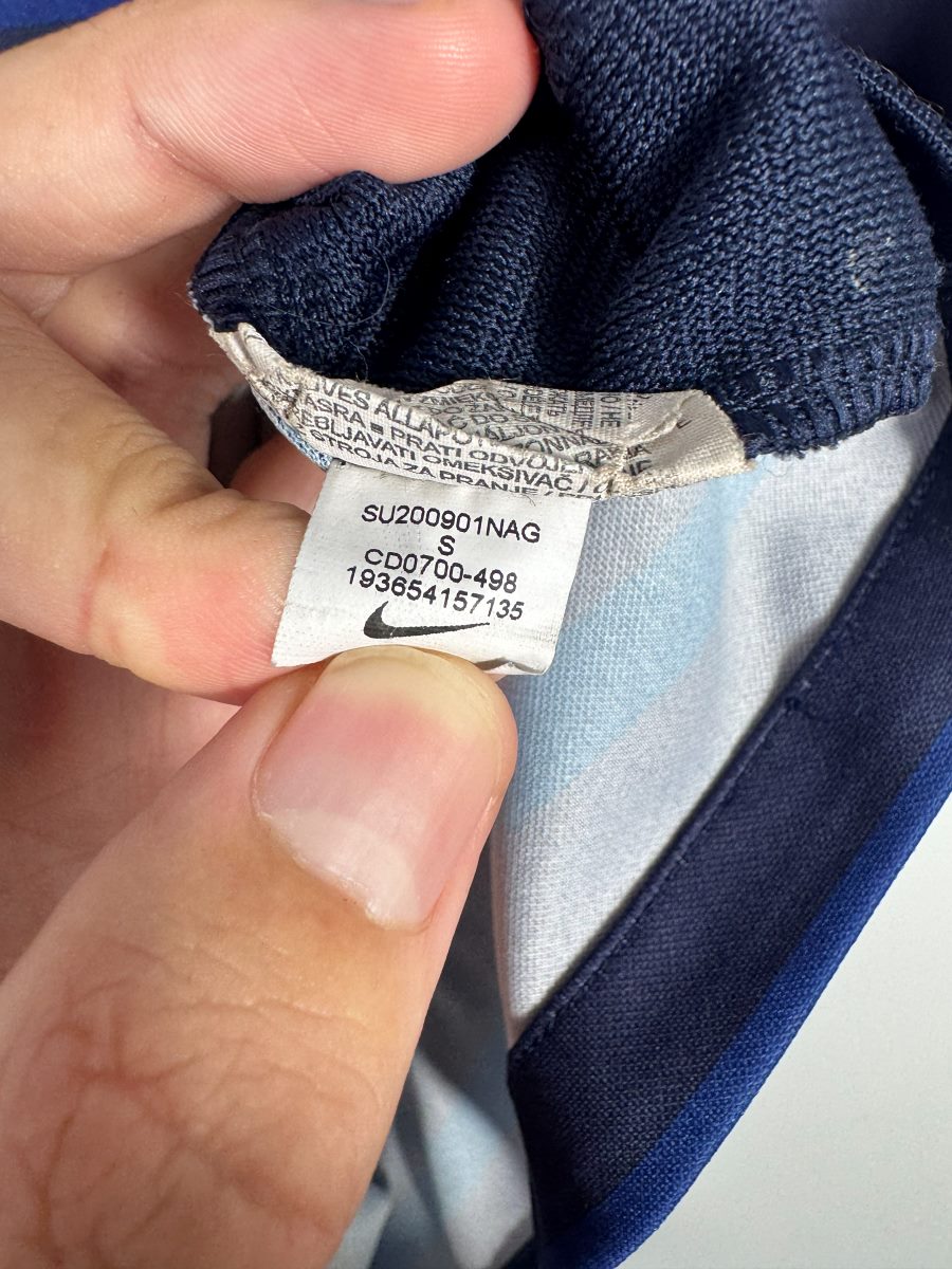 Étiquette Nike code CD0700-498 taille S, maillot France domicile 2020