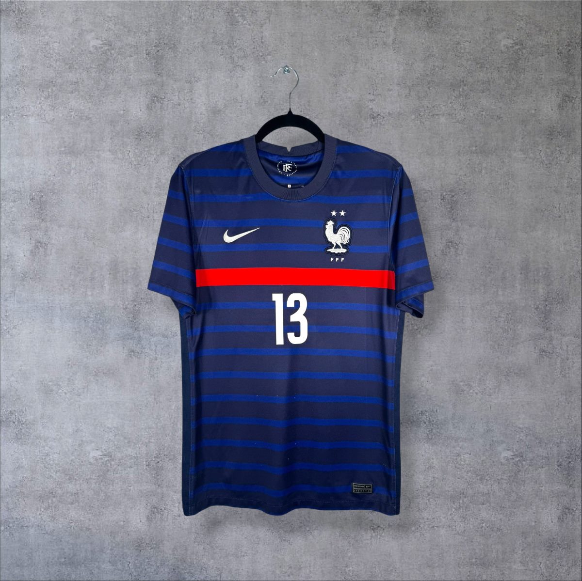 Maillot France 2020 domicile de face, rayures horizontales bleues, bande rouge et numéro 13 sur la poitrine