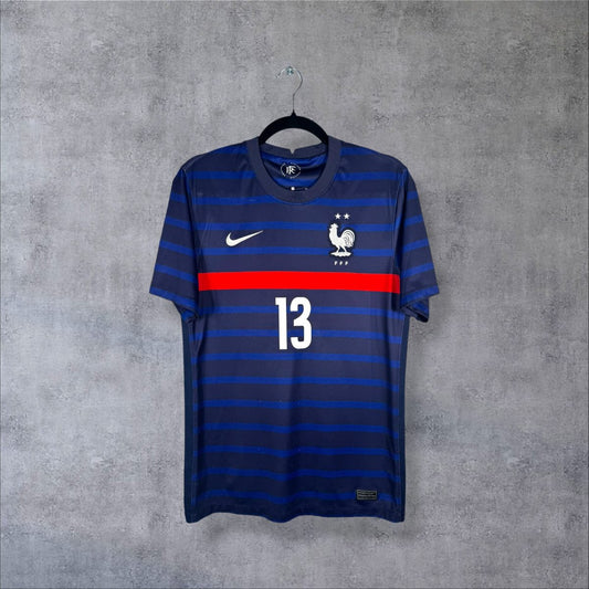 Maillot France 2020 domicile de face, rayures horizontales bleues, bande rouge et numéro 13 sur la poitrine