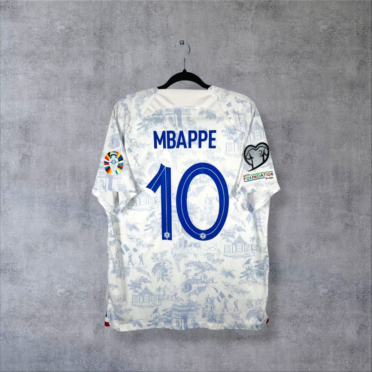 Dos du maillot extérieur France 2022-2023 Nike, flocage bleu Mbappé 10 et patchs de manche