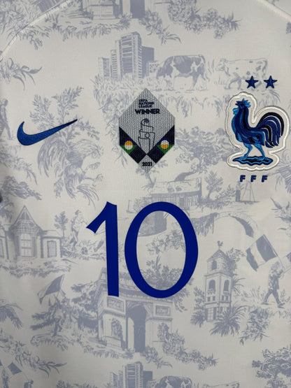 Coq brodé FFF deux étoiles, Swoosh Nike et badge Ligue des nations, maillot France extérieur 2022