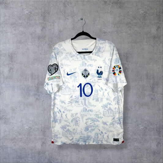 Maillot France 2022-2023 extérieur de face, motif toile de Jouy bleu sur fond blanc, numéro 10 au torse