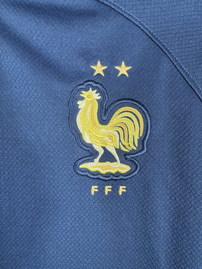 Détail coq FFF à deux étoiles maillot France 2022