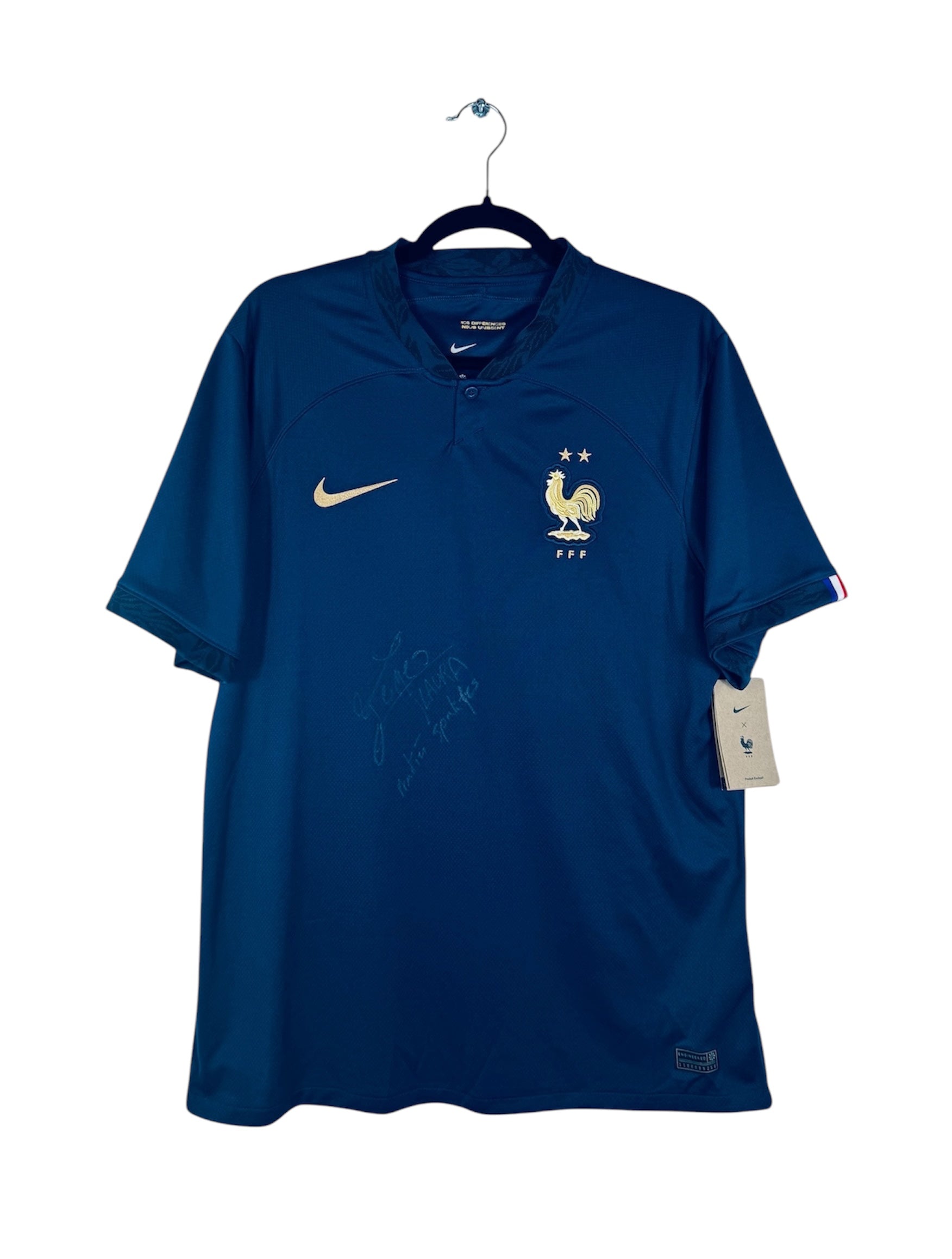 Maillot France 2022 domicile signé par Laura Georges