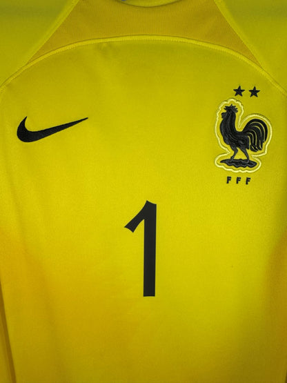 Détail du coq FFF brodé et des deux étoiles sur le maillot gardien France 2022