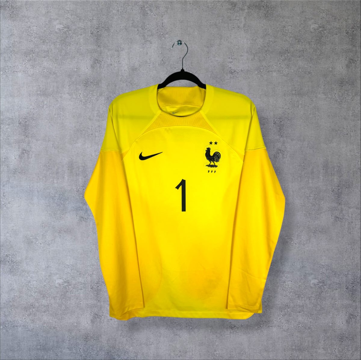Face du maillot gardien Équipe de France 2022 Nike jaune avec coq FFF et numéro 1