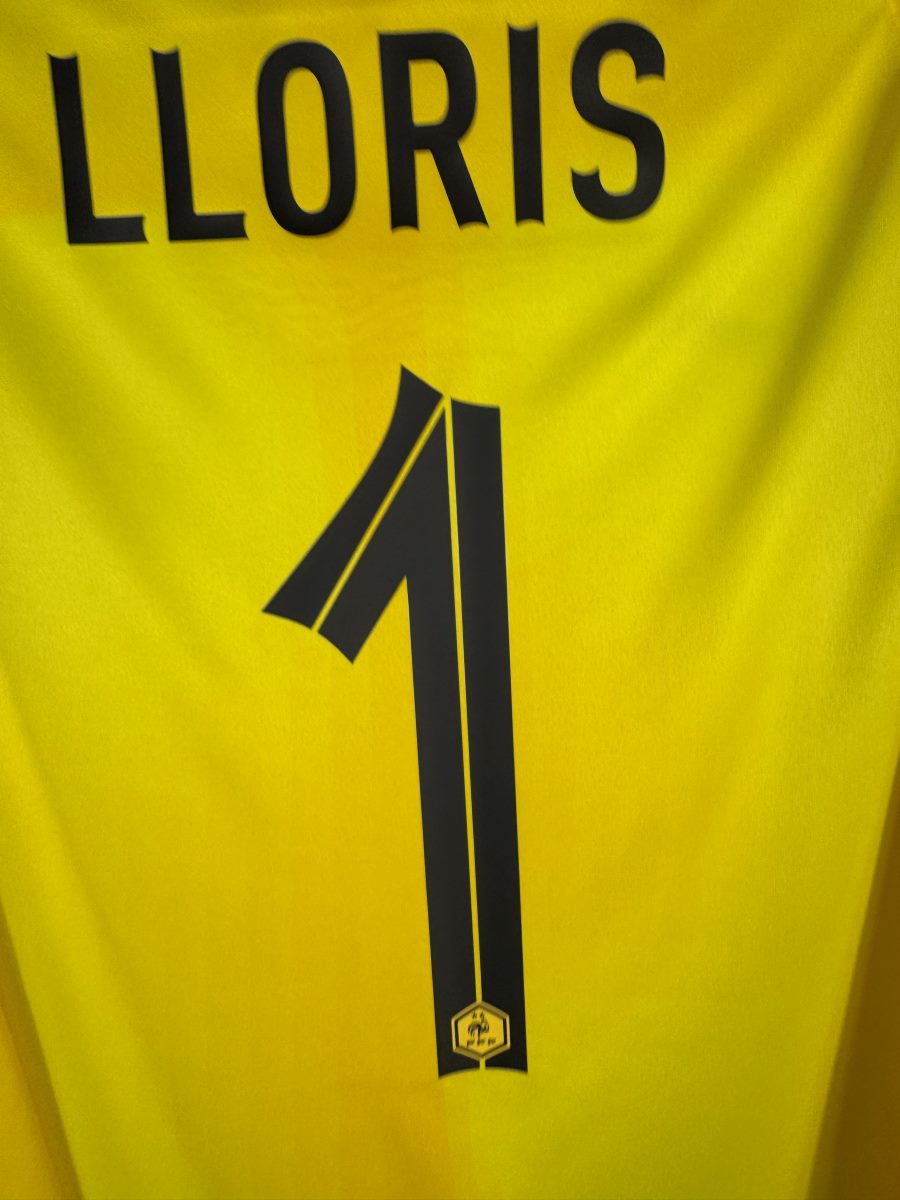 Zoom sur le flocage Lloris numéro 1 avec l'hexagone FFF, maillot gardien France 2022