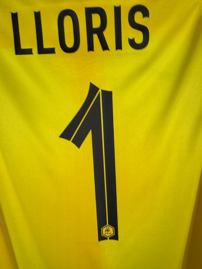 Zoom sur le flocage Lloris numéro 1 avec l'hexagone FFF, maillot gardien France 2022