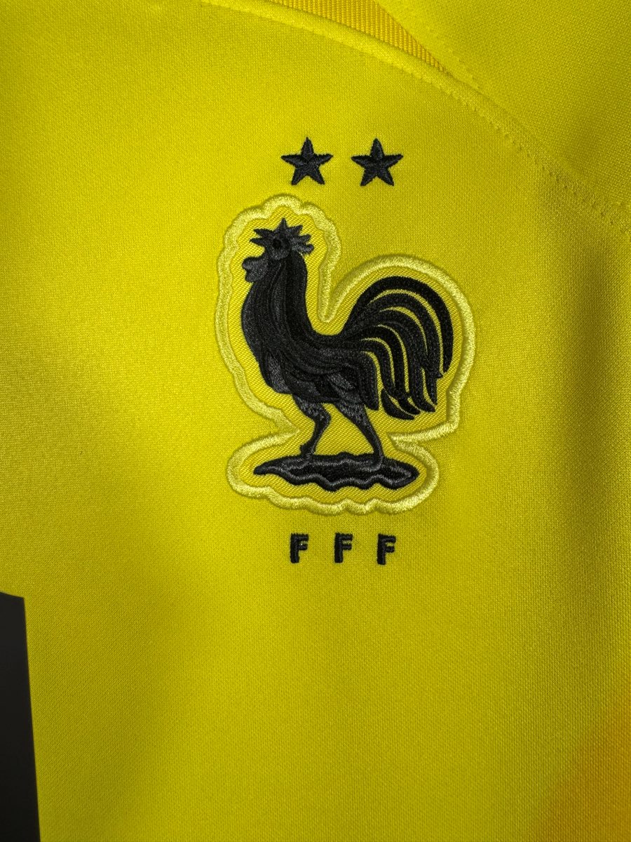 Détail écusson FFF deux étoiles et swoosh Nike maillot gardien France 2022