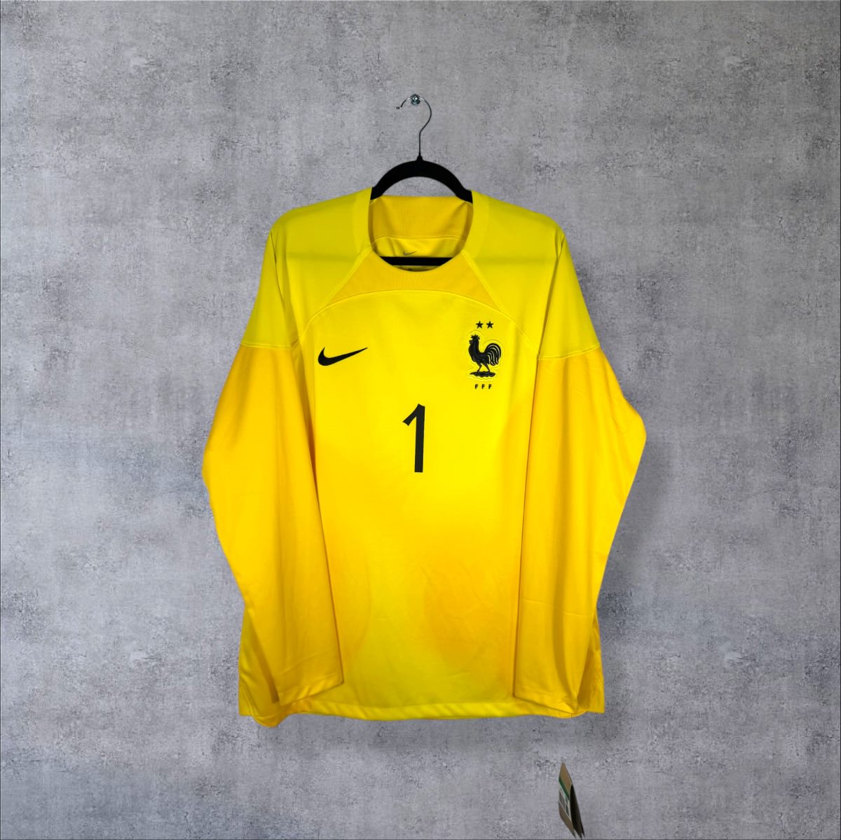 Face du maillot gardien France 2022 Nike jaune neuf avec coq FFF, deux étoiles et numéro 1