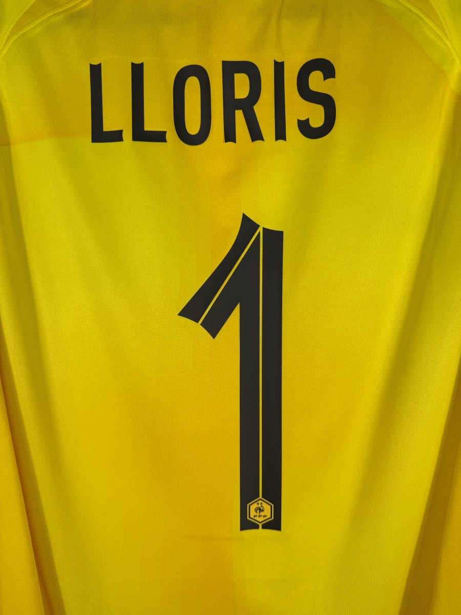 Zoom sur le flocage Lloris numéro 1 avec l'hexagone FFF, maillot gardien France 2022 XL