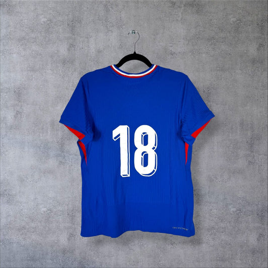 Dos du maillot France 2024 domicile version joueur, numéro 18 blanc thermocollé sans nom, tissu Dri-FIT ADV