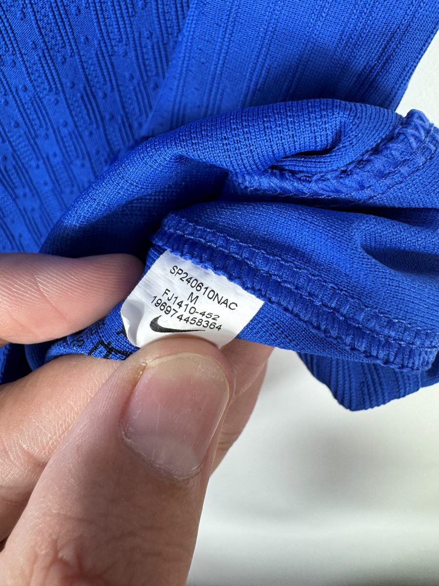 Étiquette intérieure Nike du maillot France 2024 avec le code d'authenticité FJ1410-452, la taille M et la référence SP240610