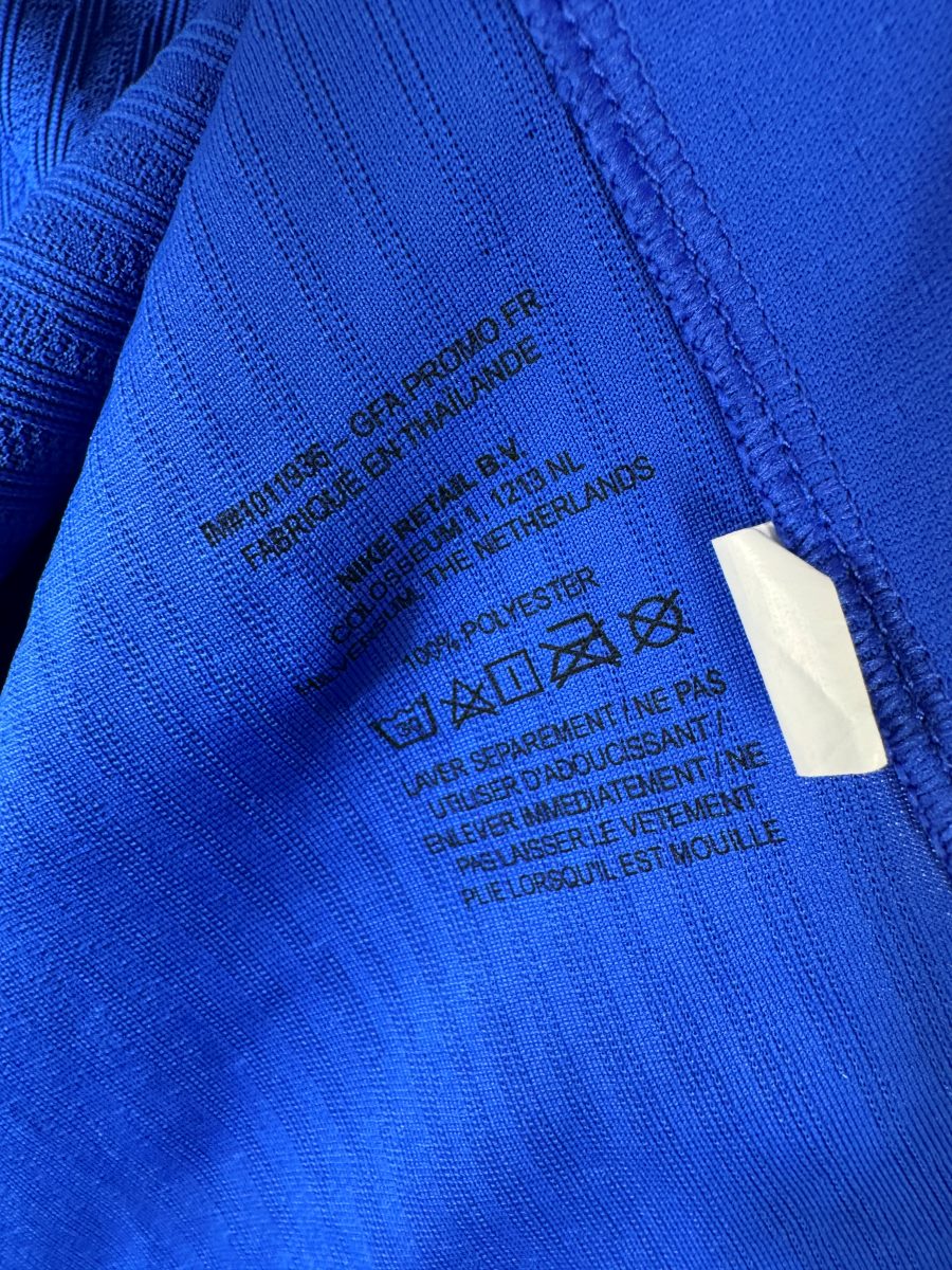 Marquage intérieur du maillot France 2024 indiquant GFA PROMO FR, preuve d'une pièce de dotation fédérale et non de boutique