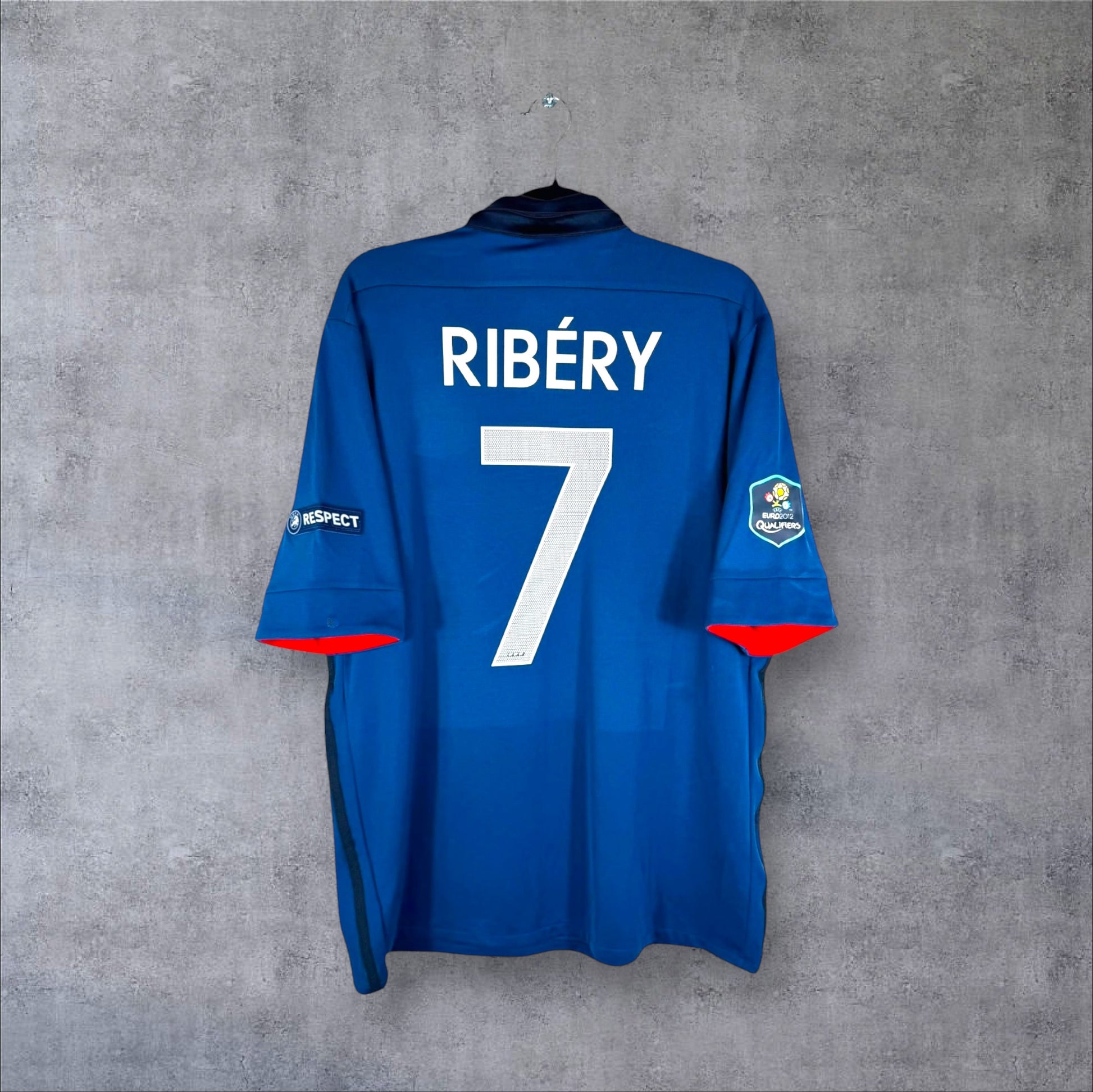 Dos du maillot Equipe de France Domicile 2011/12 bleu avec flocage blanc RIBÉRY 7 et patchs qualifications Euro.