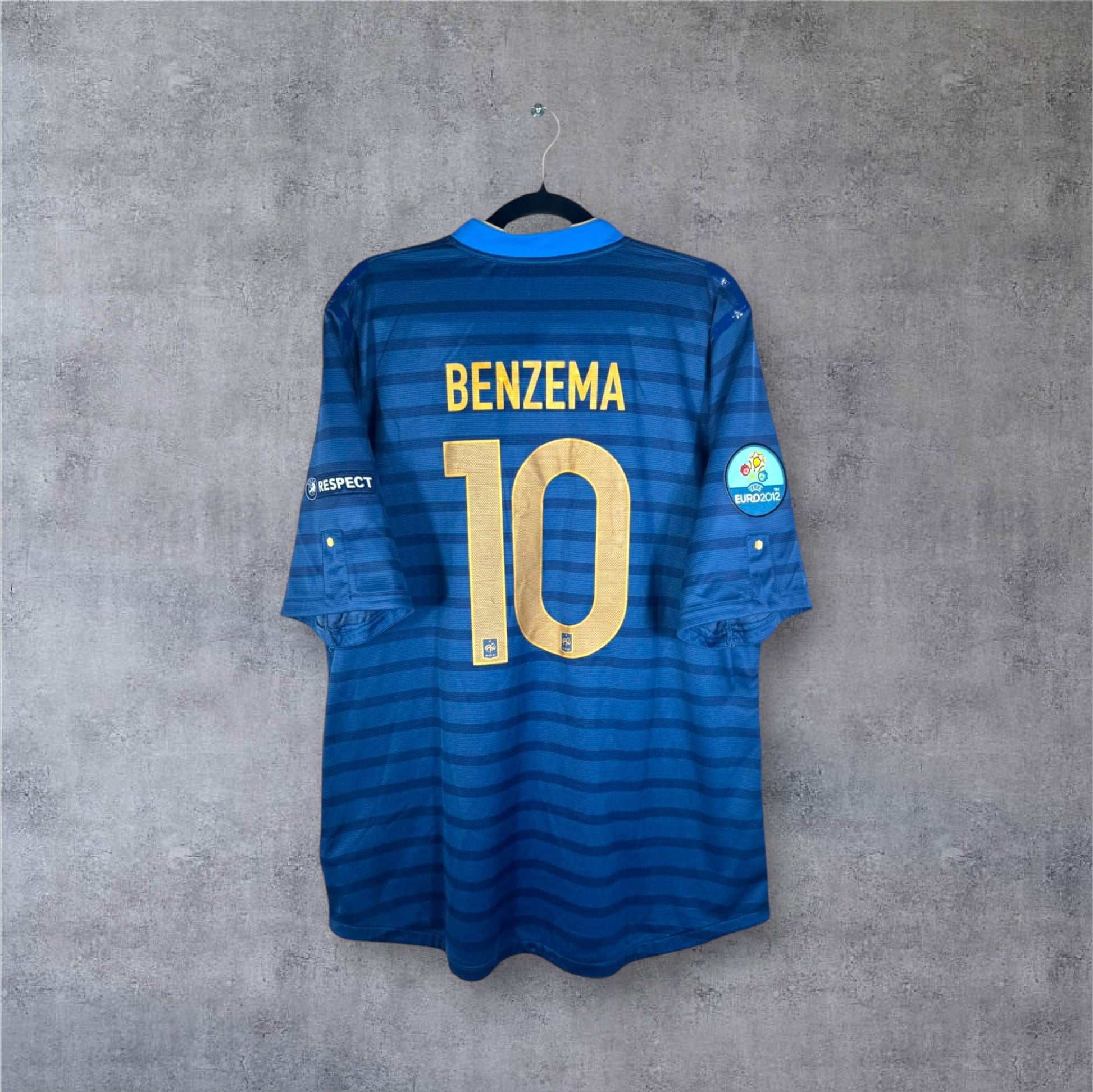 Dos du maillot Equipe de France 2012 bleu avec flocage doré BENZEMA 10 et patchs Euro 2012.
