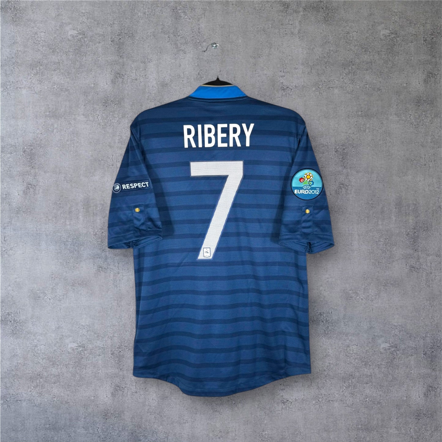 Dos du maillot de l'Équipe de France 2012 avec flocage doré RIBÉRY 7 et l'inscription F.F.F au bas du numéro.