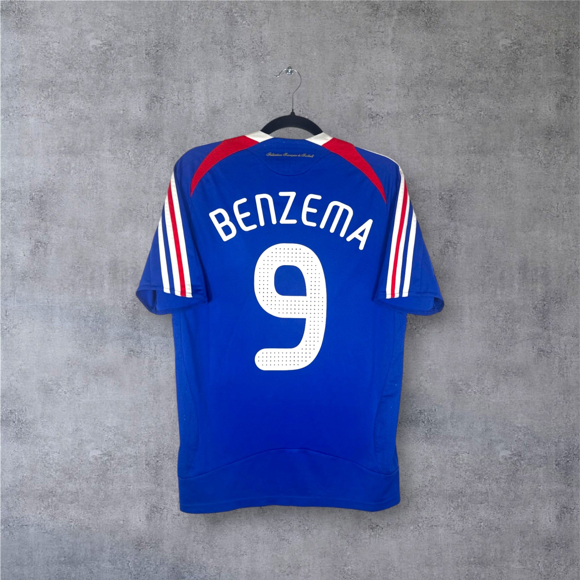 Flocage officiel Adidas BENZEMA numéro 9 au dos du maillot bleu équipe de France.