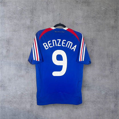 Flocage officiel Adidas BENZEMA numéro 9 au dos du maillot bleu équipe de France.